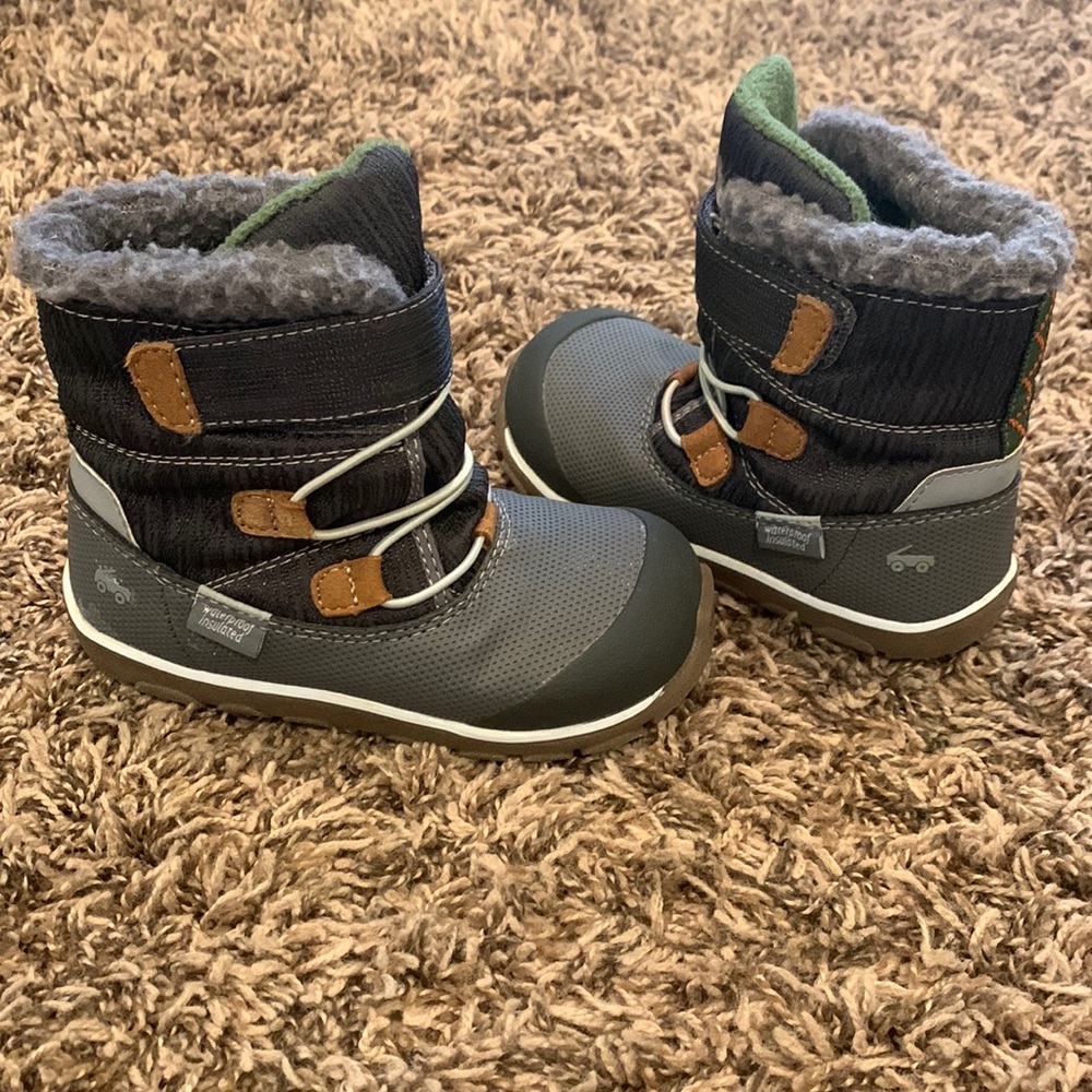 SEE KAI RUN "Gilman" snow boots.  Excellent condition! Size 9.